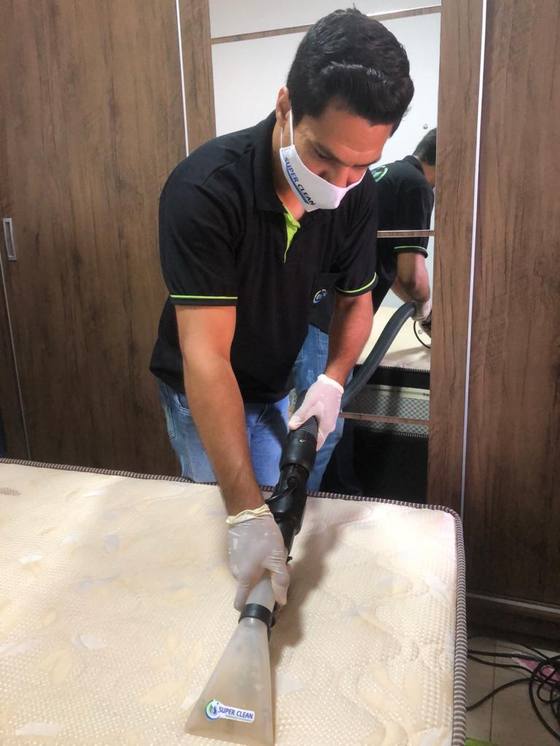 Técnico Super Clean higienizando colchão de casal com extratora profissional em Dourados-MS