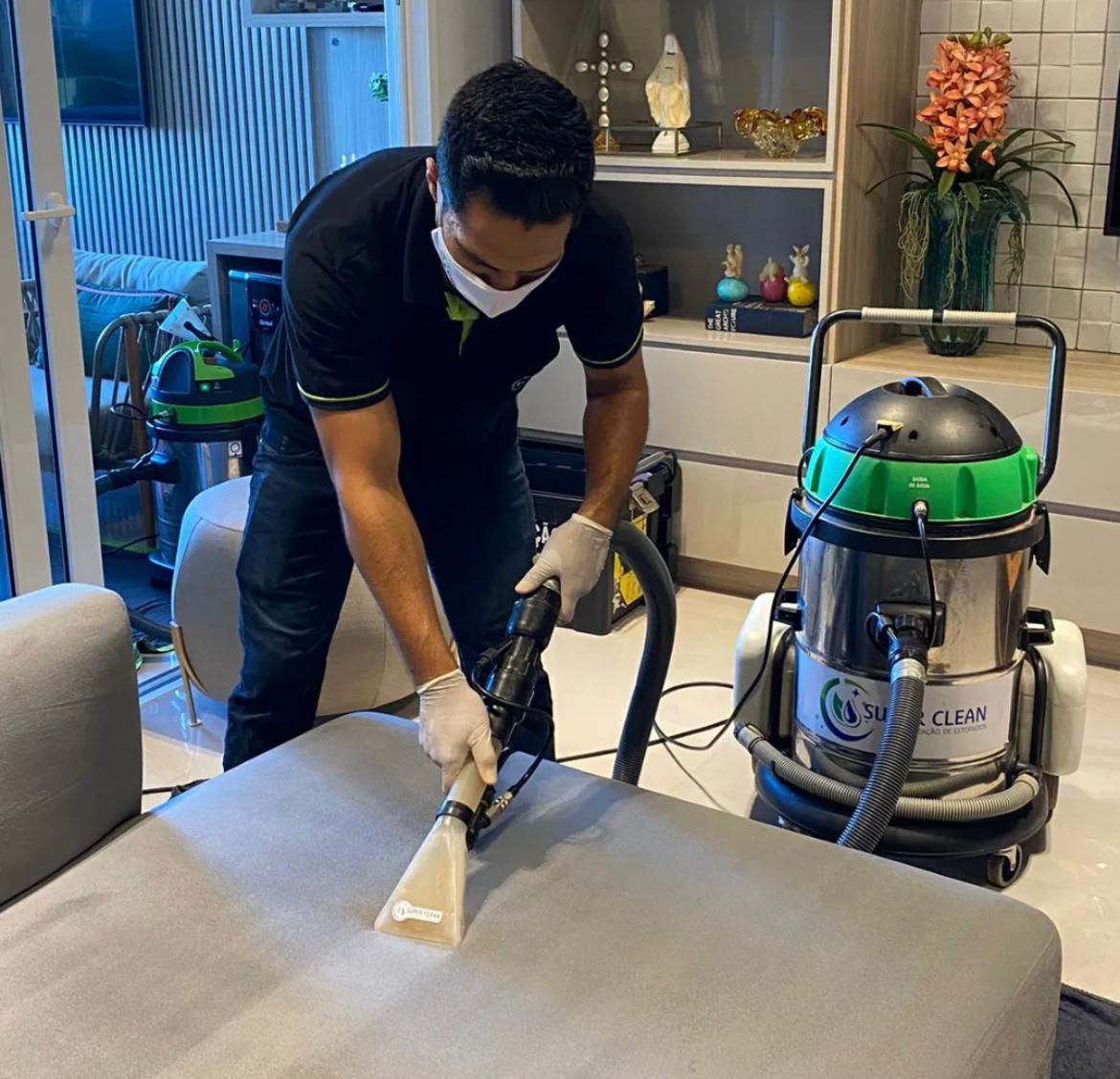 Extratora Super Clean em ação — higienização profissional de sofá em Dourados-MS